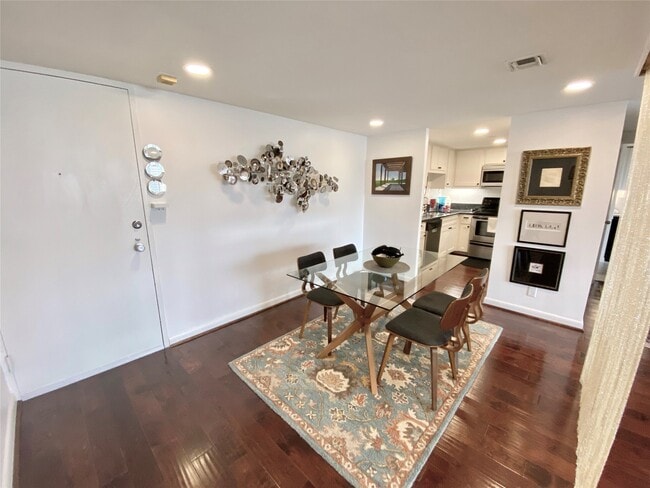 Building Photo - 2016 Main St