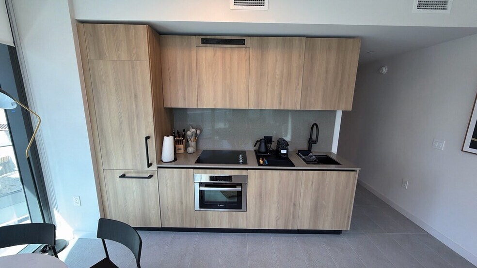 Building Photo - 121 NE 5th St