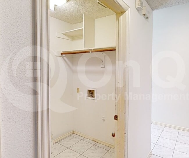Building Photo - 733 Rockett Ln