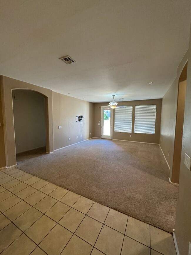 Building Photo - 4 bedroom 2 bath home