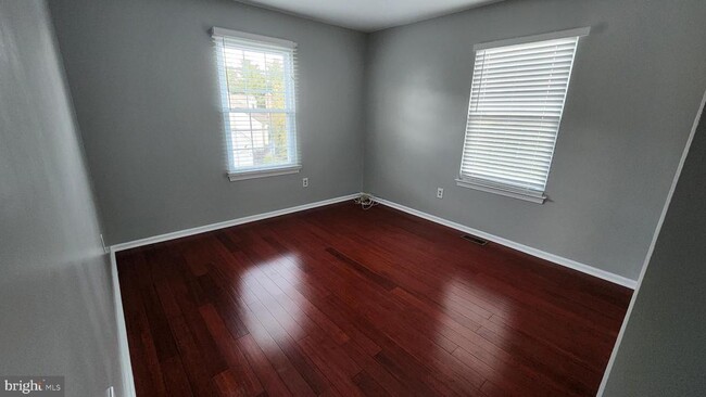 Building Photo - 500 Stratford Ct
