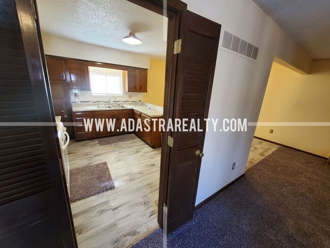 Building Photo - Very Nice Home in South KCMO-Available NOW!!