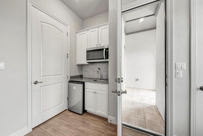 Building Photo - 1813 Mazarro Dr