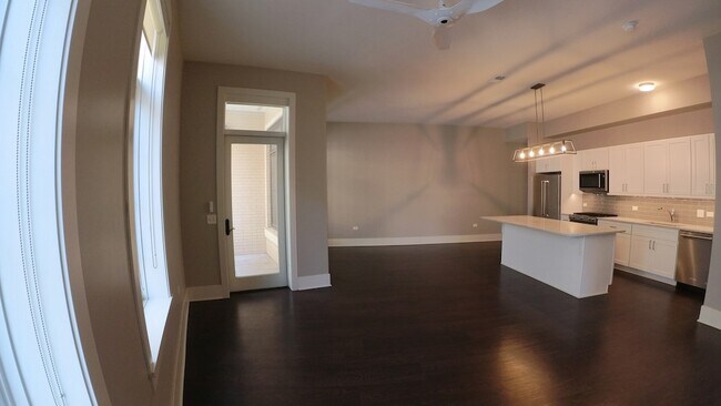 Building Photo - 2050 N Clark St