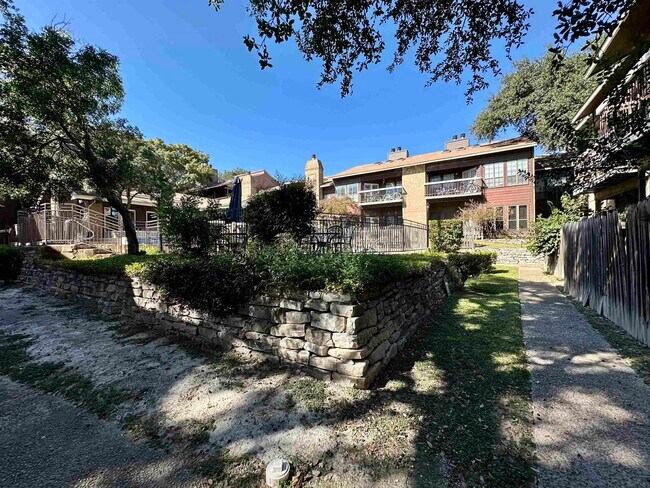 Building Photo - 8633 Datapoint Dr