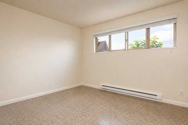 Building Photo - North Beacon Hill 1 Bedroom Apartment for Rent | Beacon Hill Light Rail Access, Balcony, Hardwood...