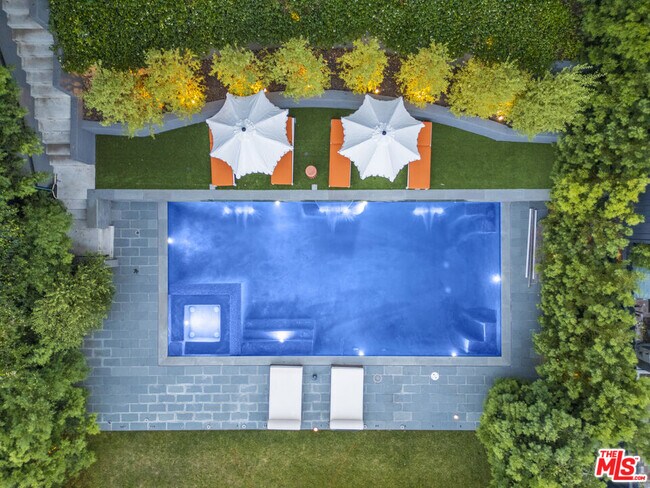 Building Photo - 1833 Franklin Canyon Dr