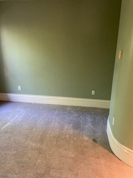 Building Photo - 16 Wellington St