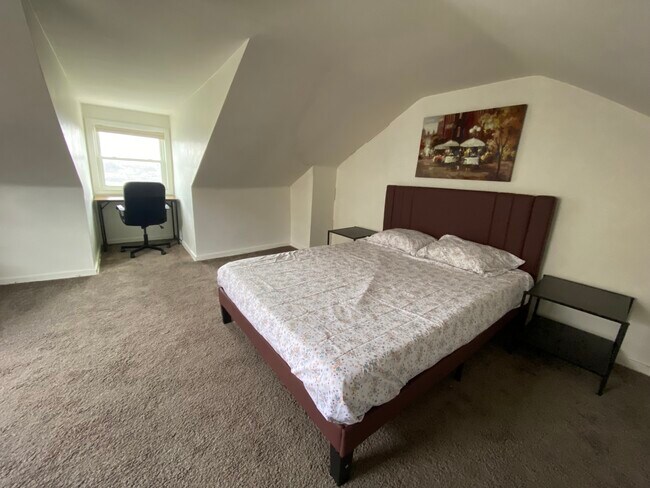 Building Photo - 2512 Burham St