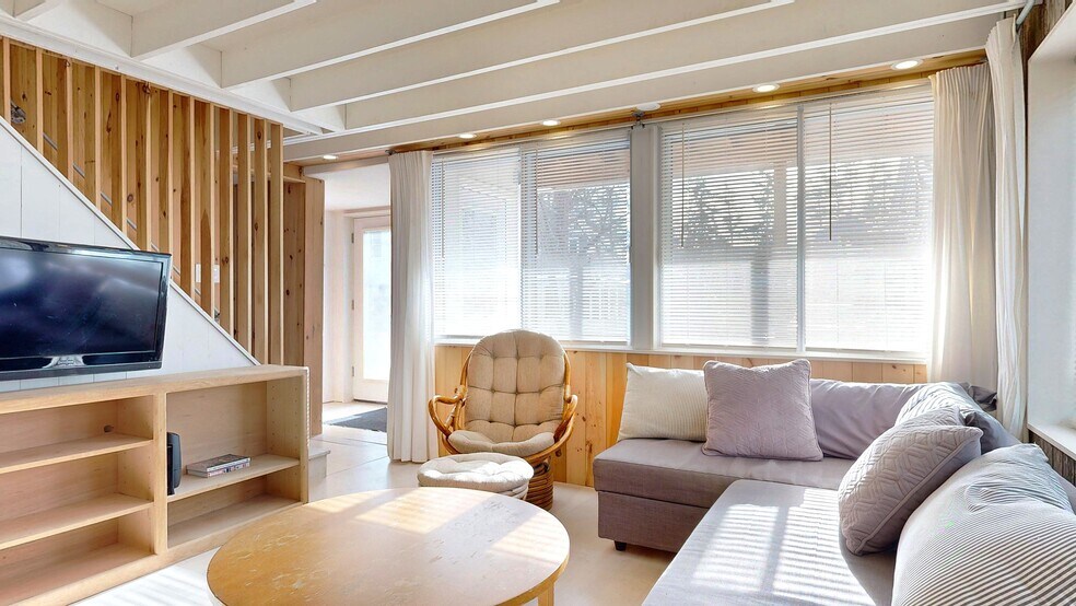 Building Photo - 42 Evergreen Ave