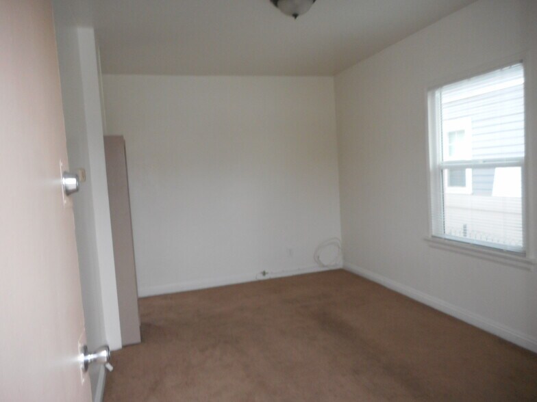 Building Photo - 7336 Comstock Ave