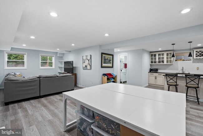 Building Photo - 7409 Aspen Ave