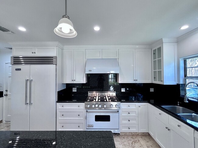 Building Photo - 7530 S Westlawn Ave