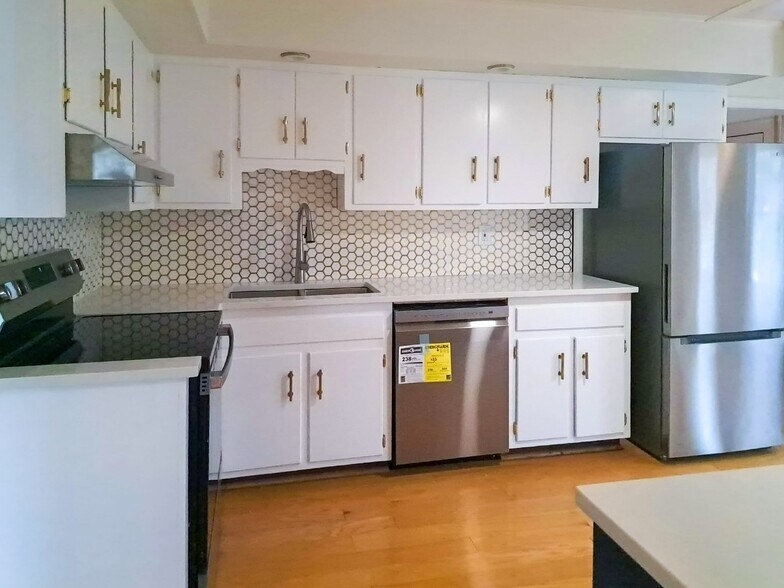 Building Photo - 651 Quinnipiac Ave