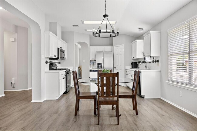 Building Photo - 1202 Highland Dr