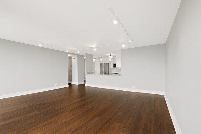 Building Photo - 4343 N Clarendon Ave