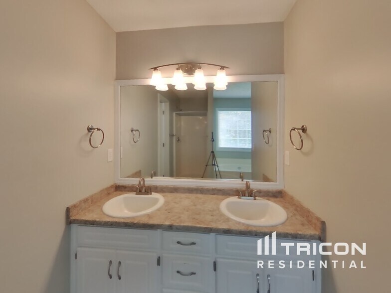 Building Photo - 1440 Twin Manor Dr