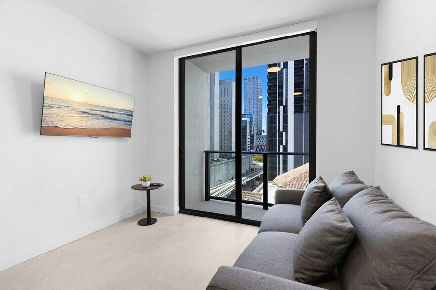 Building Photo - 501 NE 1st Ave