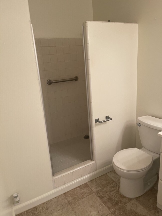 Building Photo - 425 Ena Rd