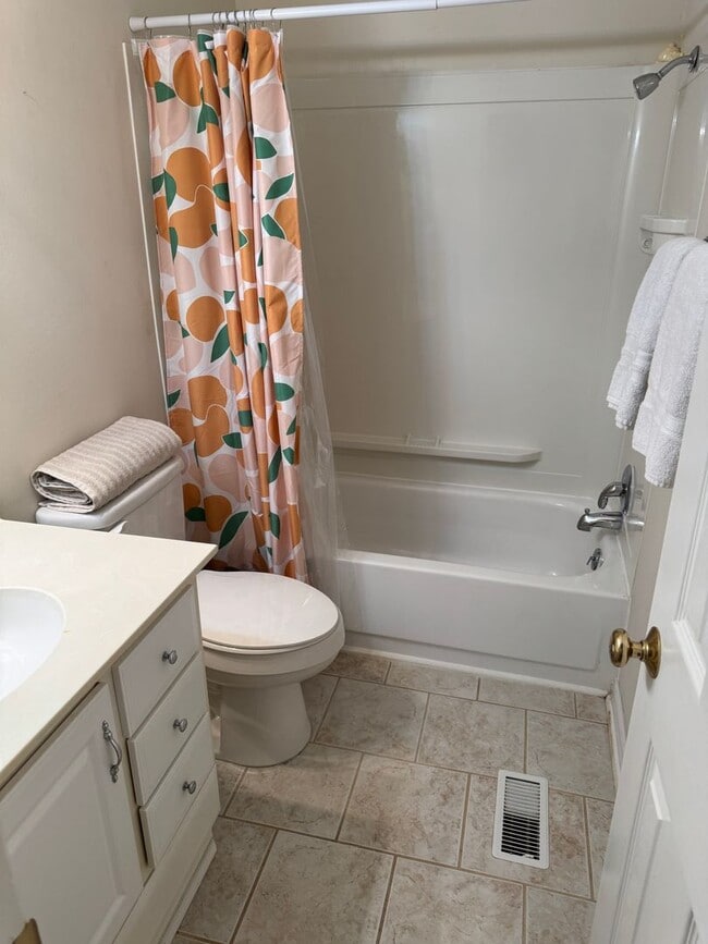 Building Photo - Affordable Lakeside Condo – 3 Bed, 1 Bath