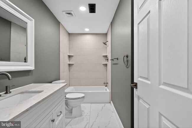 Building Photo - 109 Oak Ave