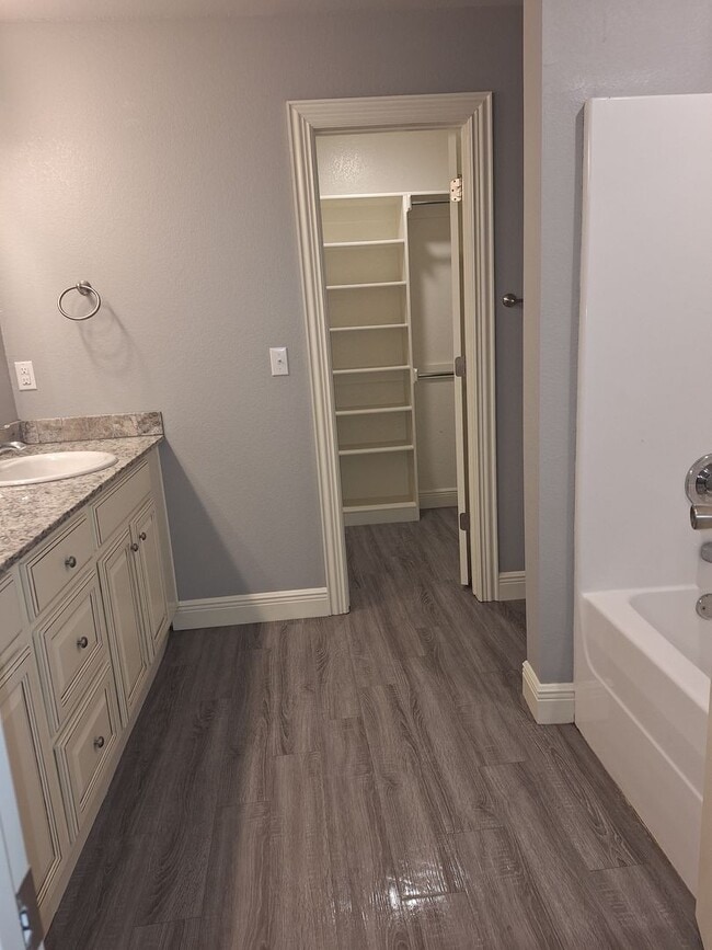 Building Photo - 3 bedroom Duplex with move in special