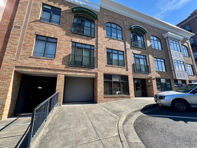 Building Photo - Spacious 2 Bedroom Condo in Fairhaven!
