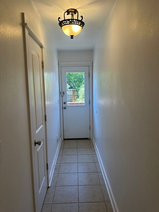 Building Photo - Updated 4 bedroom 2 bath house in Eugene!