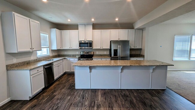 Building Photo - Luxury Townhome