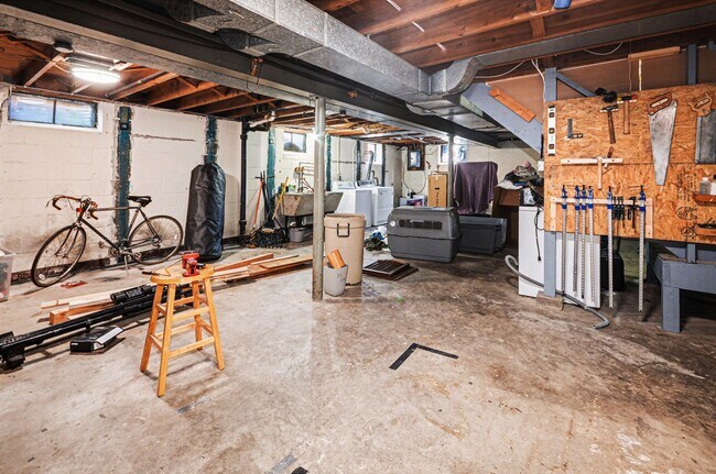 Building Photo - 924 Lutz Ave