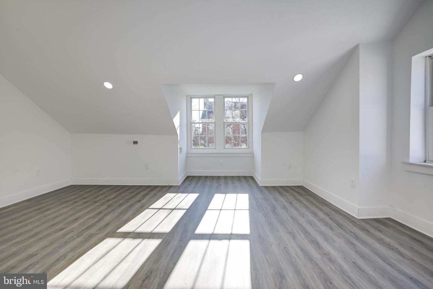 Building Photo - 211 E Union St