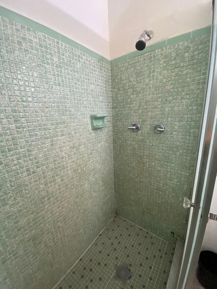 Building Photo - 830 Royal Oak Dr