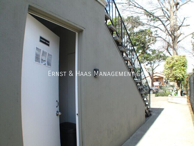 Building Photo - 230 E Hullett St