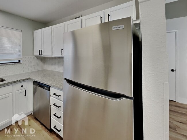 Building Photo - 4336 N Fox Point Dr
