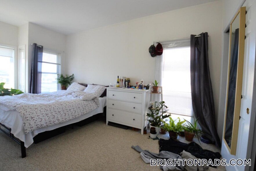 Building Photo - 8 Glencoe St