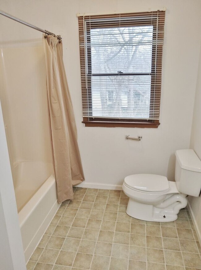 Building Photo - 2 Bed / 1-1/2 Bath Single Family Home Townhome