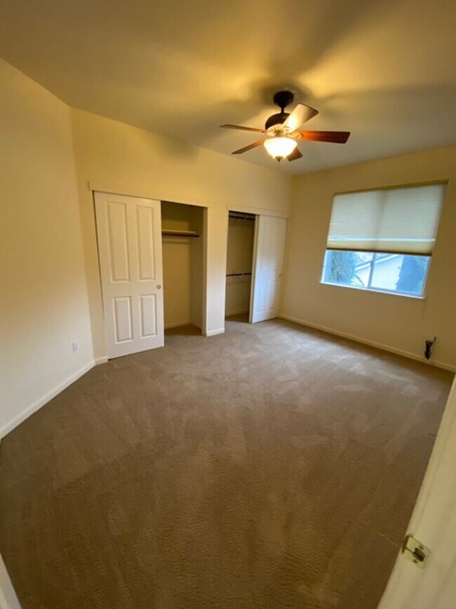 Building Photo - Rare Find! 5 bedroom spacious family home in a gated community Roseville.
