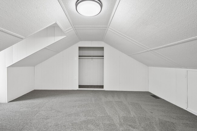 Building Photo - Beautiful 2 bedroom home in South Side Fla...