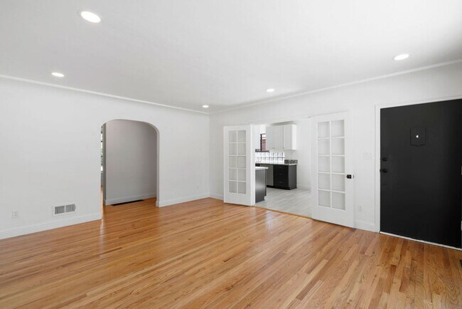 Building Photo - 640/642 West 1st Street