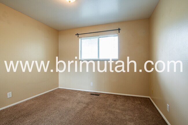 Building Photo - 4836 Highland Cir