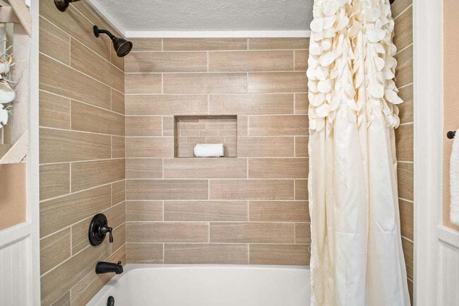 Building Photo - 165 Beach View