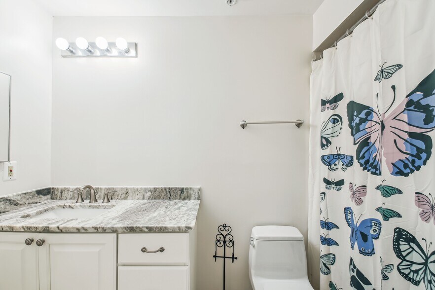 Main Bathroom - 30 Hearthstone Ct
