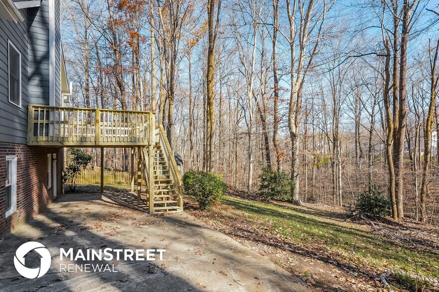 Building Photo - 4210 Queen Victoria Pl