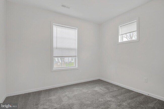 Building Photo - 2639 Maplewood Cir