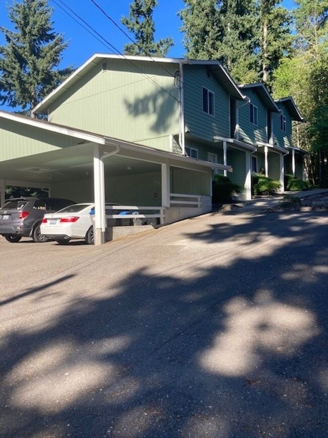 Building Photo - 2 Bedroom, 1.5 Bathroom Townhouse in Port ...