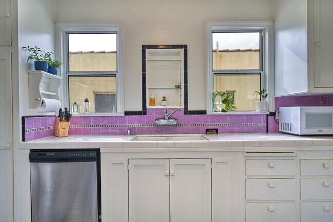 Building Photo - 1237 Hi Point St