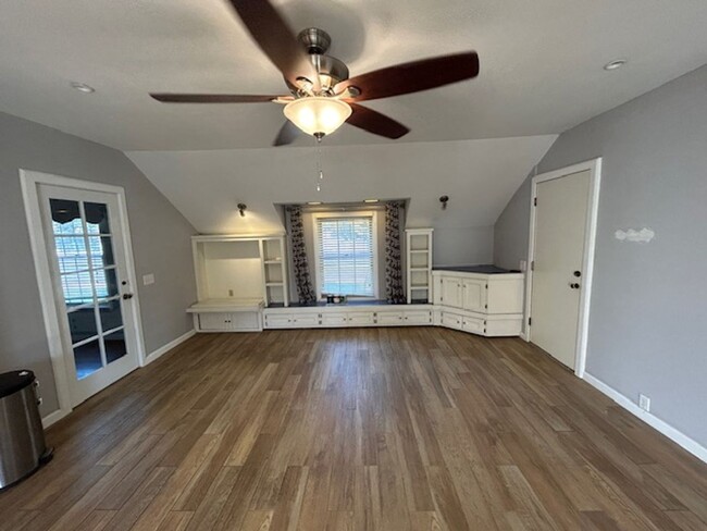 Building Photo - Move in SPECIAL $500.00 off first months rent