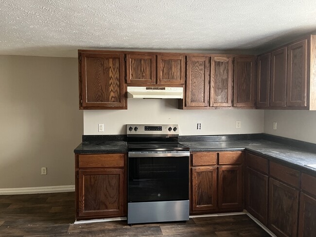 Building Photo - 604 N McLemore Ave