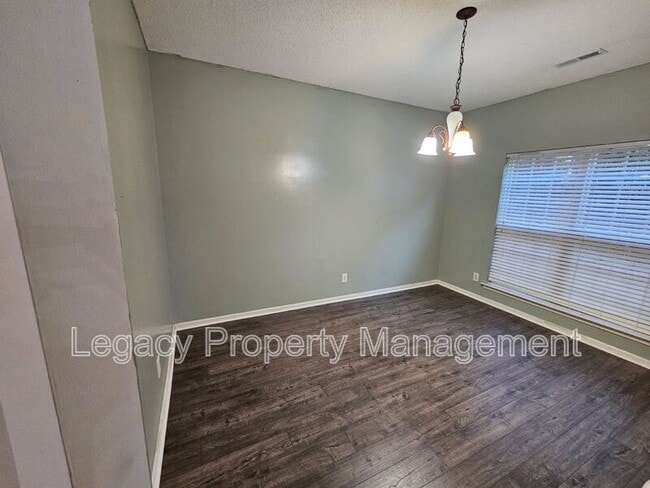 Building Photo - 1140 Briarwood Dr