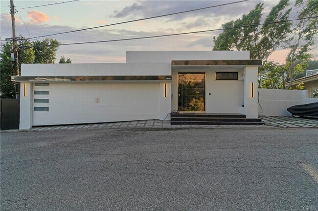 Building Photo - 1737 Sunset Plaza Dr
